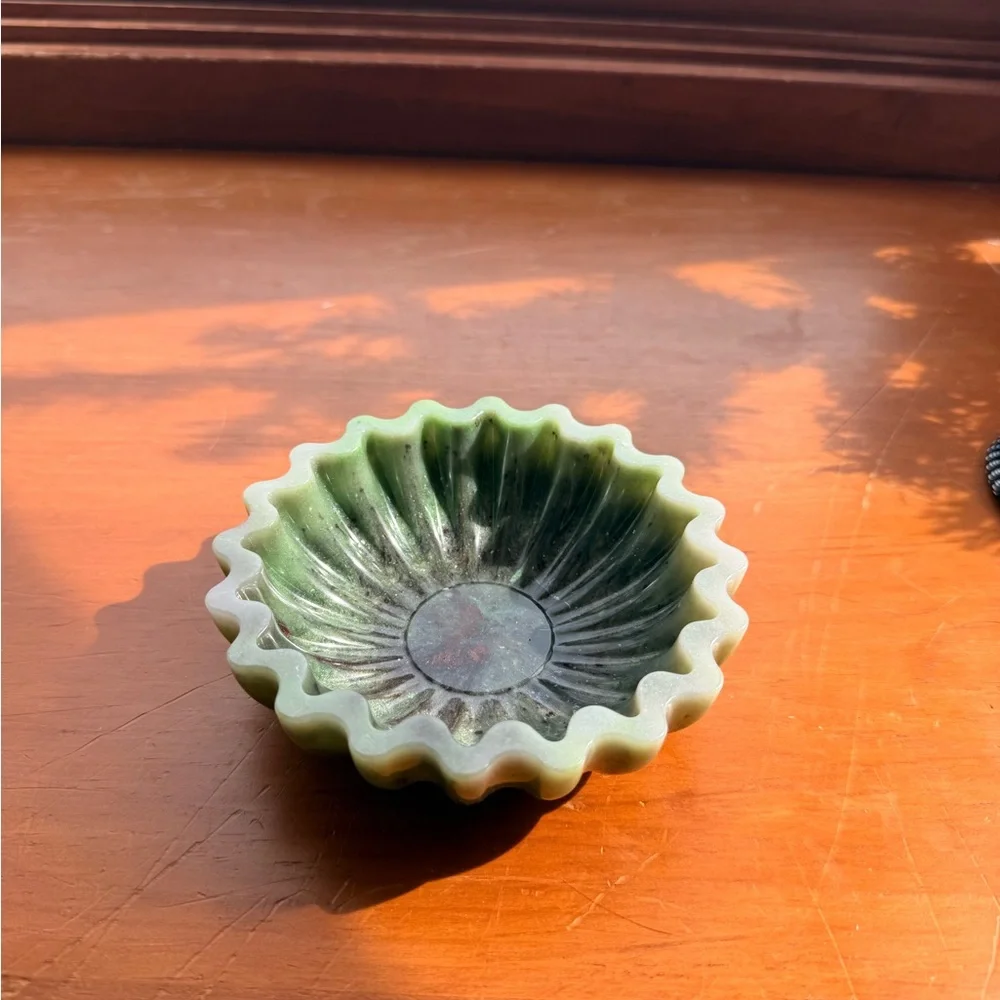 Green Fluted Resin Dish - Picture 2 of 4